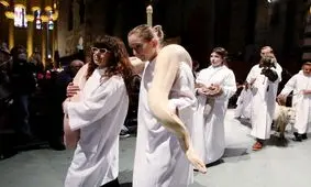 تبرک مار پیتون و شترمرغ خانگی در کلیسای کاتولیک/ ویدئو

