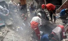 گریه های سوزناک آتش نشان که پیکر دوستش را زیر آوار متروپل دید/ ویدئو