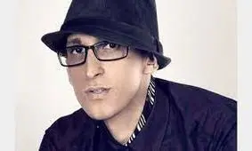 سفر در زمان؛ تصاویر دیده نشده از مرتضی پاشایی در حال مداحی در دسته عزاداری