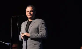  اهدای نسخه اصلی مثنوی معنوی مولانا به علیرضا قربانی/ ویدئو