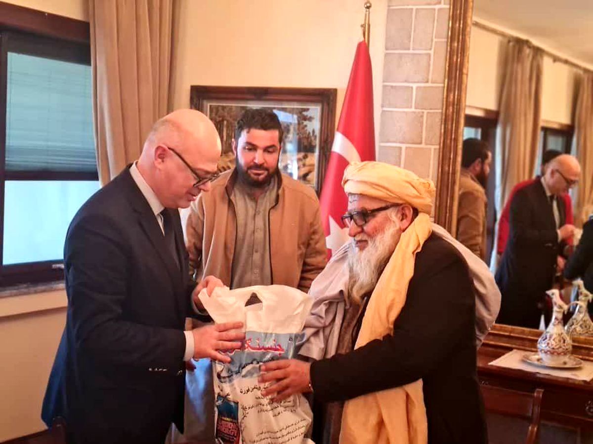 کمک ۵۰ هزار دلاری طالبان به زلزلهزدگان ترکیه در یک کیسه پلاستیکی/ قبلا به سفیر چین تریاک هدیه داده بودند/ ویدئو