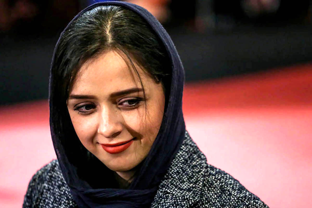 ترانه علیدوستی پس از آزادی از زندان اوین در کنار هنرمندان/ عکس