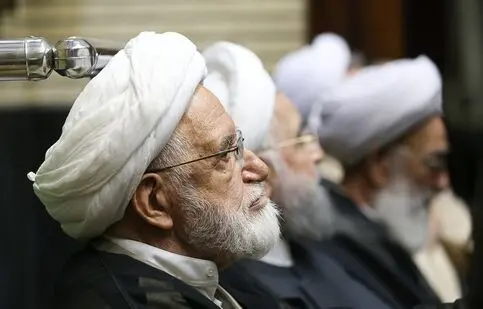 دیدار و روبوسی رئیس جمهور و مهدی کروبی در یک مراسم ختم/ تصاویر
