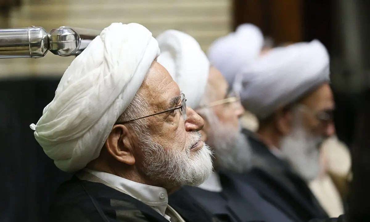 دیدار و روبوسی رئیس جمهور و مهدی کروبی در یک مراسم ختم/ تصاویر