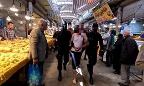 بازارگردانی یکی از اراذل در بازار همدان/ ویدئو 