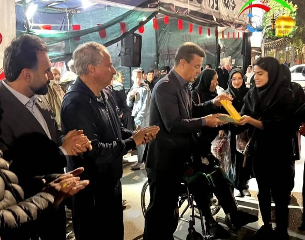 دختر کاراته کار ناشنوا مدال طلا خود را به دختران شهید شجره طیبه میناب اهدا کرد
