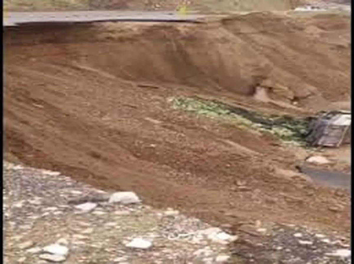 لحظه هولناک رانش زمین در جاده خوزستان/ ویدئو 