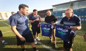 نکونام پیراهن استقلال را به 2 هوادار مضروب هدیه کرد

