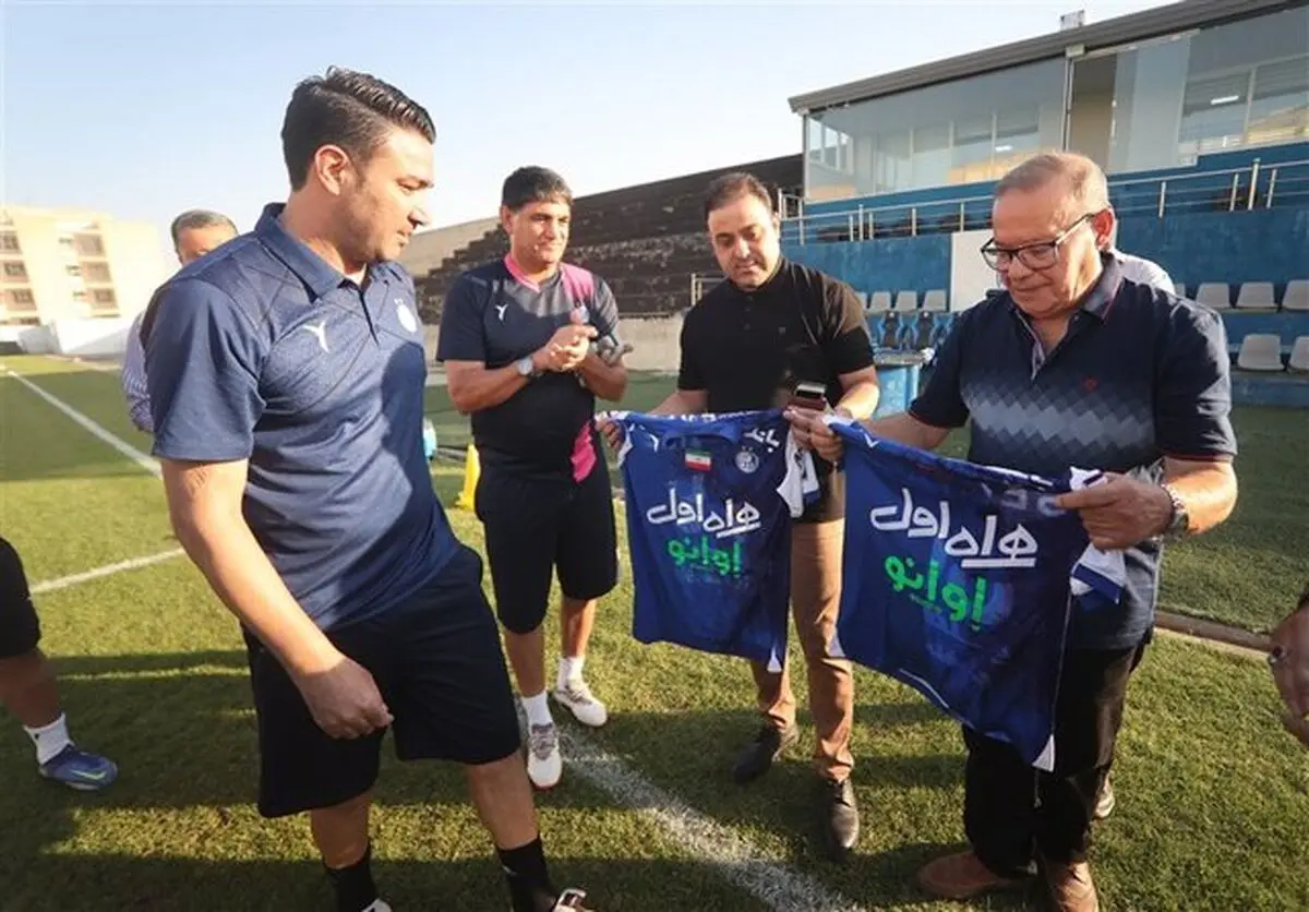 نکونام پیراهن استقلال را به 2 هوادار مضروب هدیه کرد

