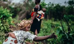 انسان های باستانی نوزادان خود را اینگونه حمل می‌کردند