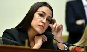 این زن ترامپ را به خاطر جنگ با ایران مجازات می کند/ عکس