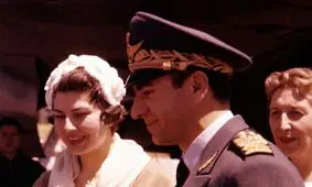 سفر در زمان؛ «محمدرضا پهلوی و ثریا» با چوب اسکی در اطراف تهران؛ سال 1329