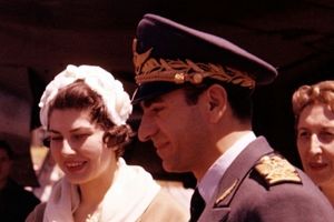 سفر در زمان؛ «محمدرضا پهلوی و ثریا» با چوب اسکی در اطراف تهران؛ سال 1329