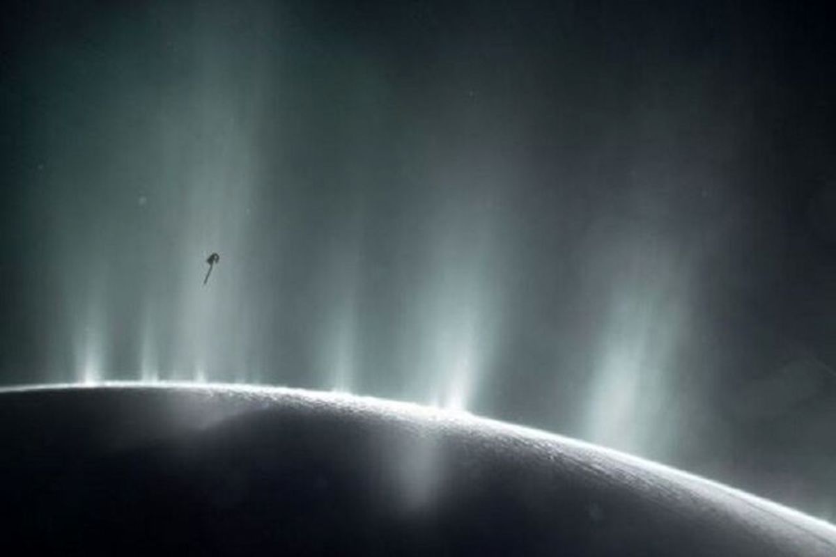 تلسکوپ فضایی جیمز وب یک آبفشان عظیم در قمر زحل کشف کرد


