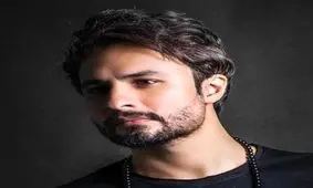 یک دقیقه سکوت به یاد استاد گلپا در کنسرت راغب/ ویدئو