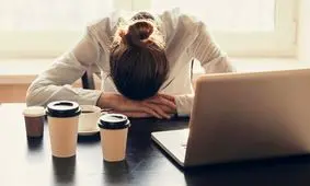 چرا همیشه خسته ایم حتی وقتی خوب می‌خوابیم؟