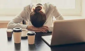 چرا همیشه خسته ایم حتی وقتی خوب می‌خوابیم؟