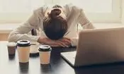 چرا همیشه خسته ایم حتی وقتی خوب می‌خوابیم؟