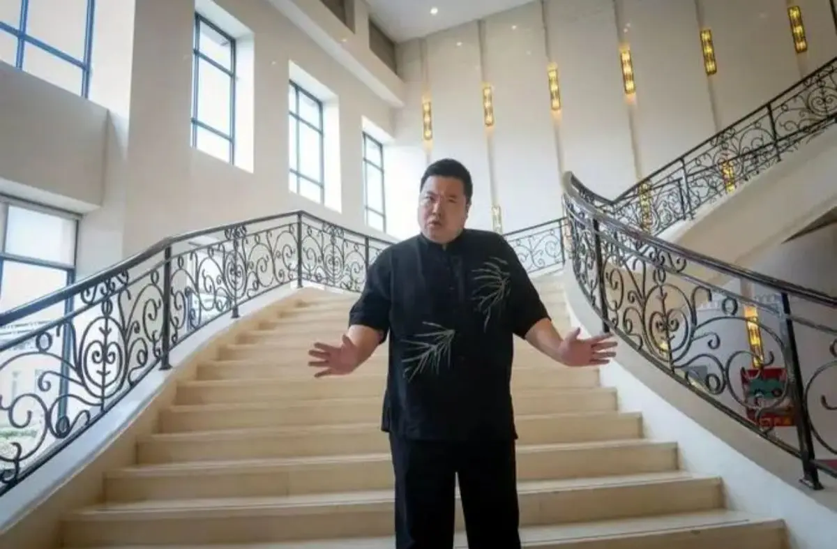 مشهورترین مرد چین کیست؟ | مردی که شبیه ترامپ حرف می‌زند