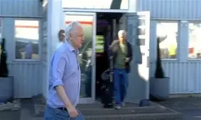 جولیان آسانژ، بینانگذار ویکی‌لیکس آزاد شد و انگلیس را ترک کرد

