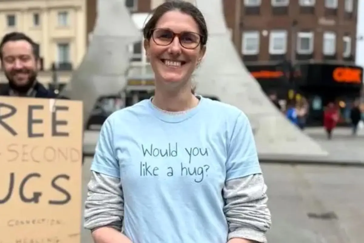 شغل این زن بغل کردن دیگران است!