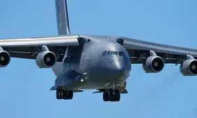 هواپیمای غول‌پیکر نظامی چین تانک را به آسمان می‌برد 