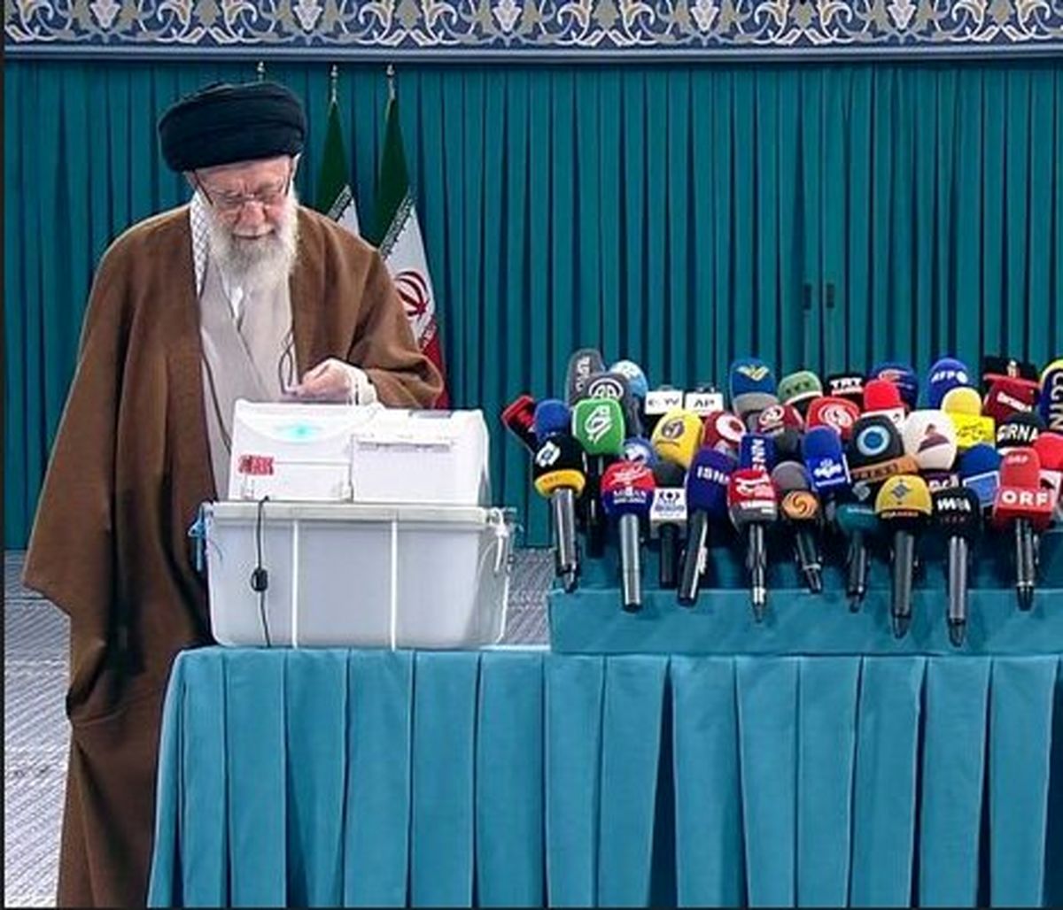 رهبر انقلاب رای خود را به صندوق انداختند/ ویدئو