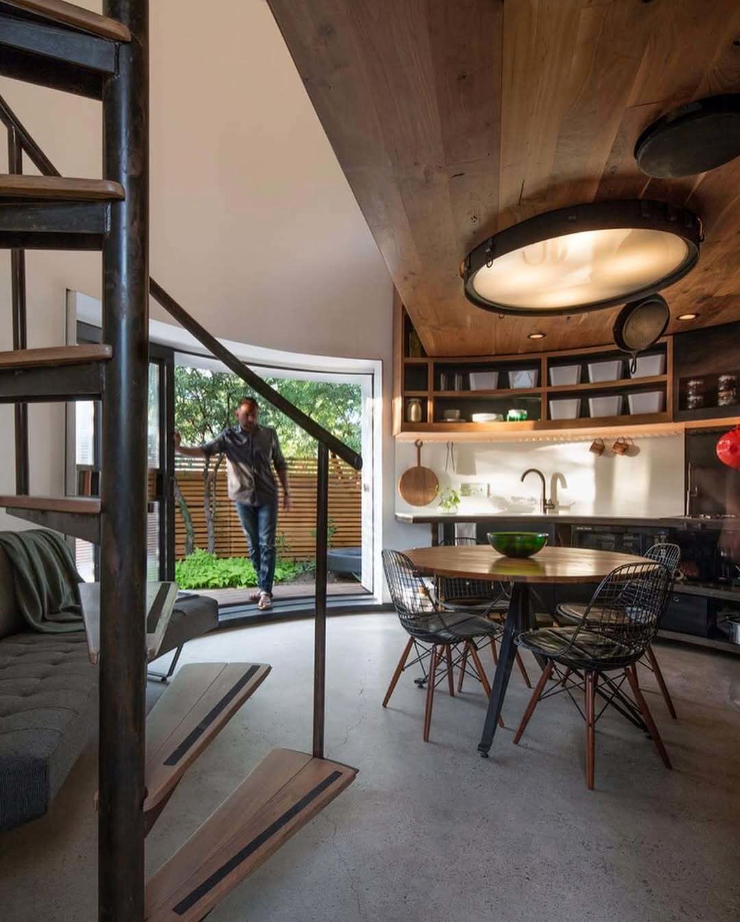 پروژه نوآورانه «خانه سیلو» در فینیکس آریزونا، بازسازی یک سیلو غلات قدیمی به یک خانه ریزمقیاس (۲۱ متر مربع) و مدرن، که مفهوم مسکونی را در یک سازه غیرمرسوم بازتعریف می‌کند