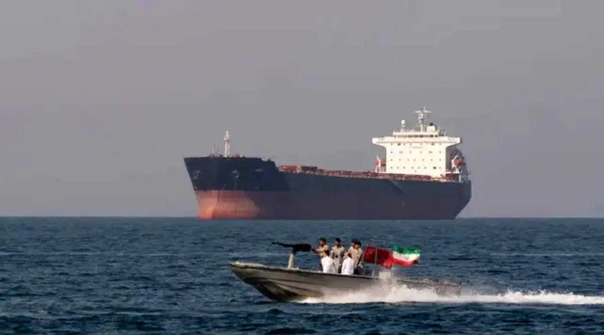 واکنش محمد فاضلی به درآمد کسب کردن ایران از عوارض گرفتن از تردد کشتی‌ها در تنگه هرمز 