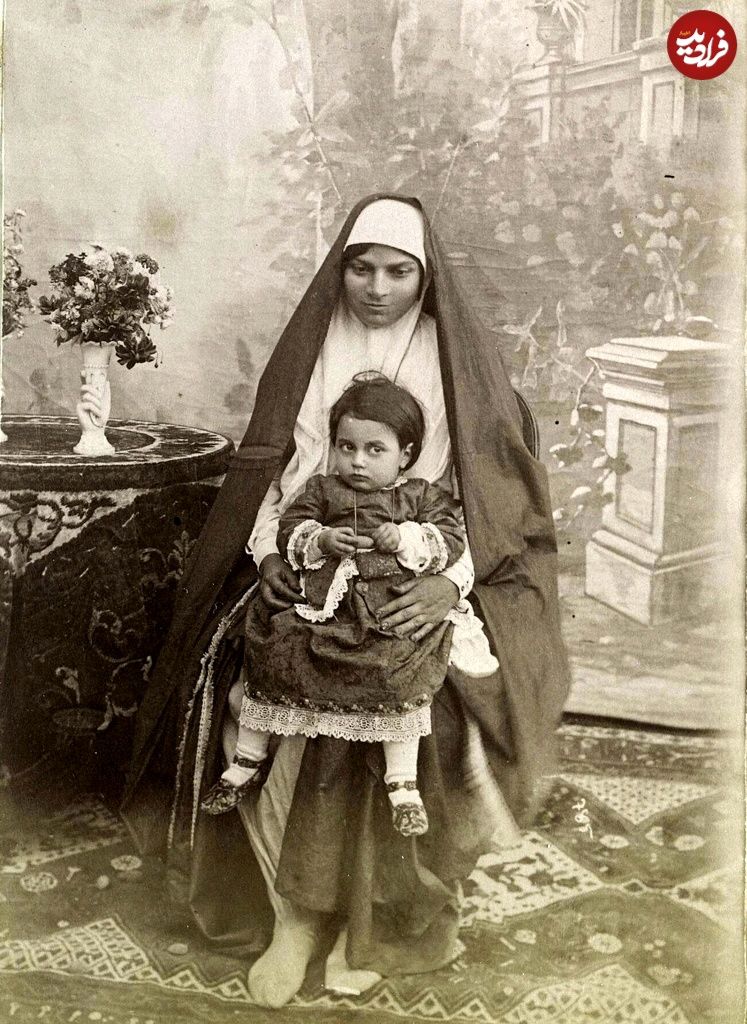 سفر به عصر قاجار؛ از «عکسهای مادر و دختری» تا «دلقکهای نقابدار» سفر به عصر قاجار؛ از «عکسهای مادر و دختری» تا «دلقکهای نقابدار»