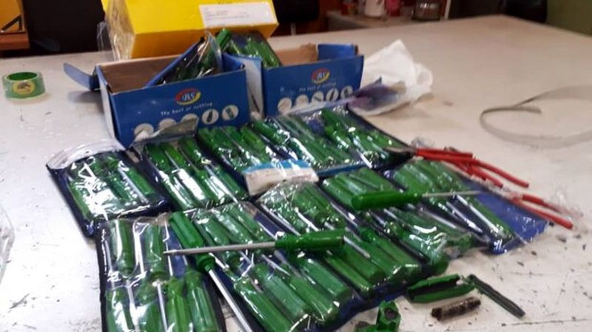 کشف پیچ گوشتی های حامل تریاک در بسته های پستی/ ویدئو