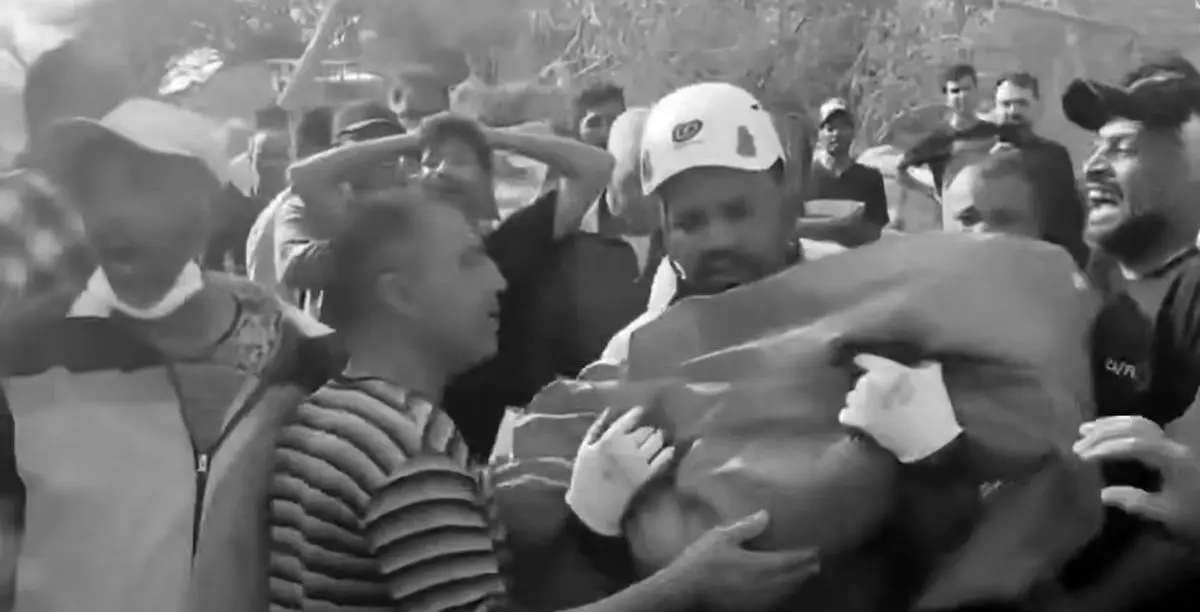 لحظه پیدا شدن پیکر بی جان کودک دو ساله در حمله  آمریکا به قشم