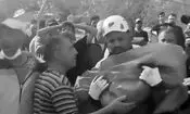 لحظه پیدا شدن پیکر بی جان کودک دو ساله در حمله  آمریکا به قشم