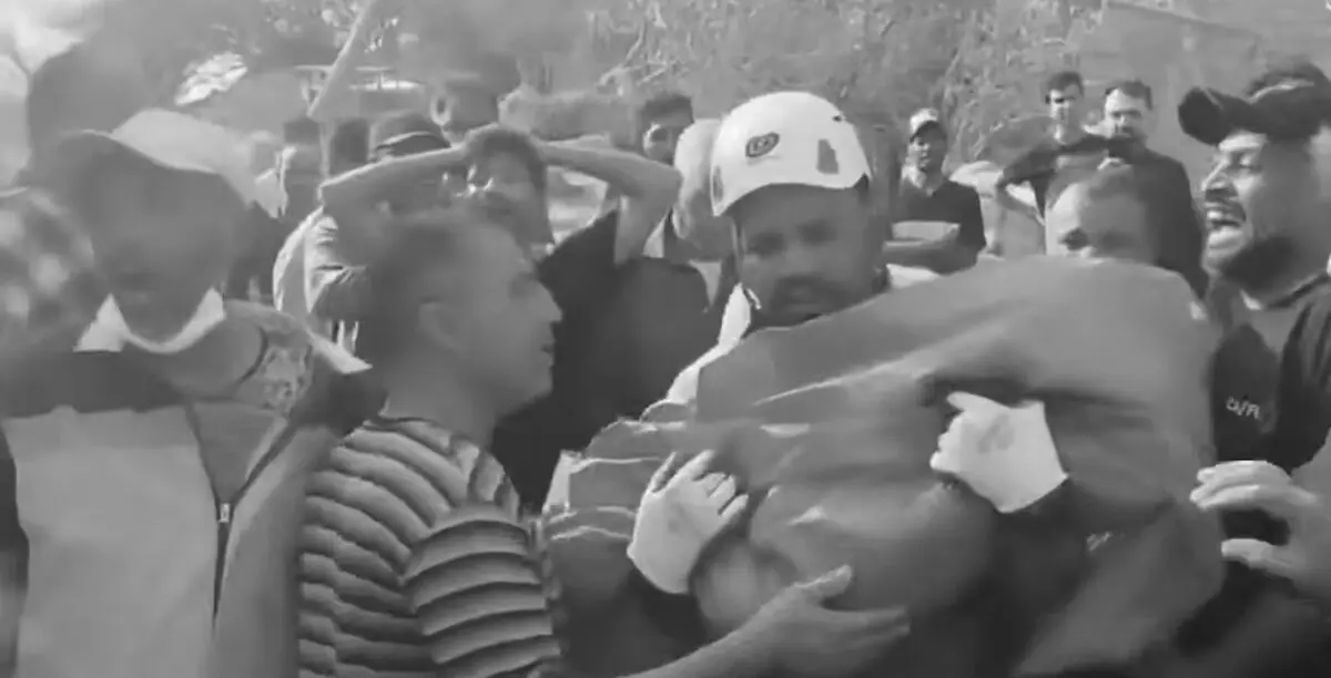 لحظه پیدا شدن پیکر بی جان کودک دو ساله در حمله  آمریکا به قشم