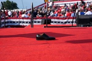  آن چه که کفش رها شده دونالد ترامپ درباره او و آمریکا فاش می‌کند