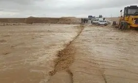 تصاویر تلخ از کودکی که رودخانه پشترود بم او را به همراه خود می‌برد/ ویدئو 