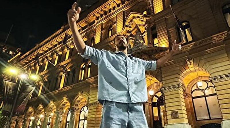 شوخی بامزه عباس جمشیدیفر با قد بهرام افشاری/ ویدئو