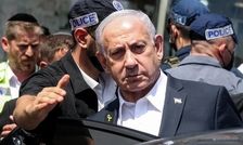 خروج نتانیاهو از جلسه دادگاه، در پی اعتراض خانواده اسرا