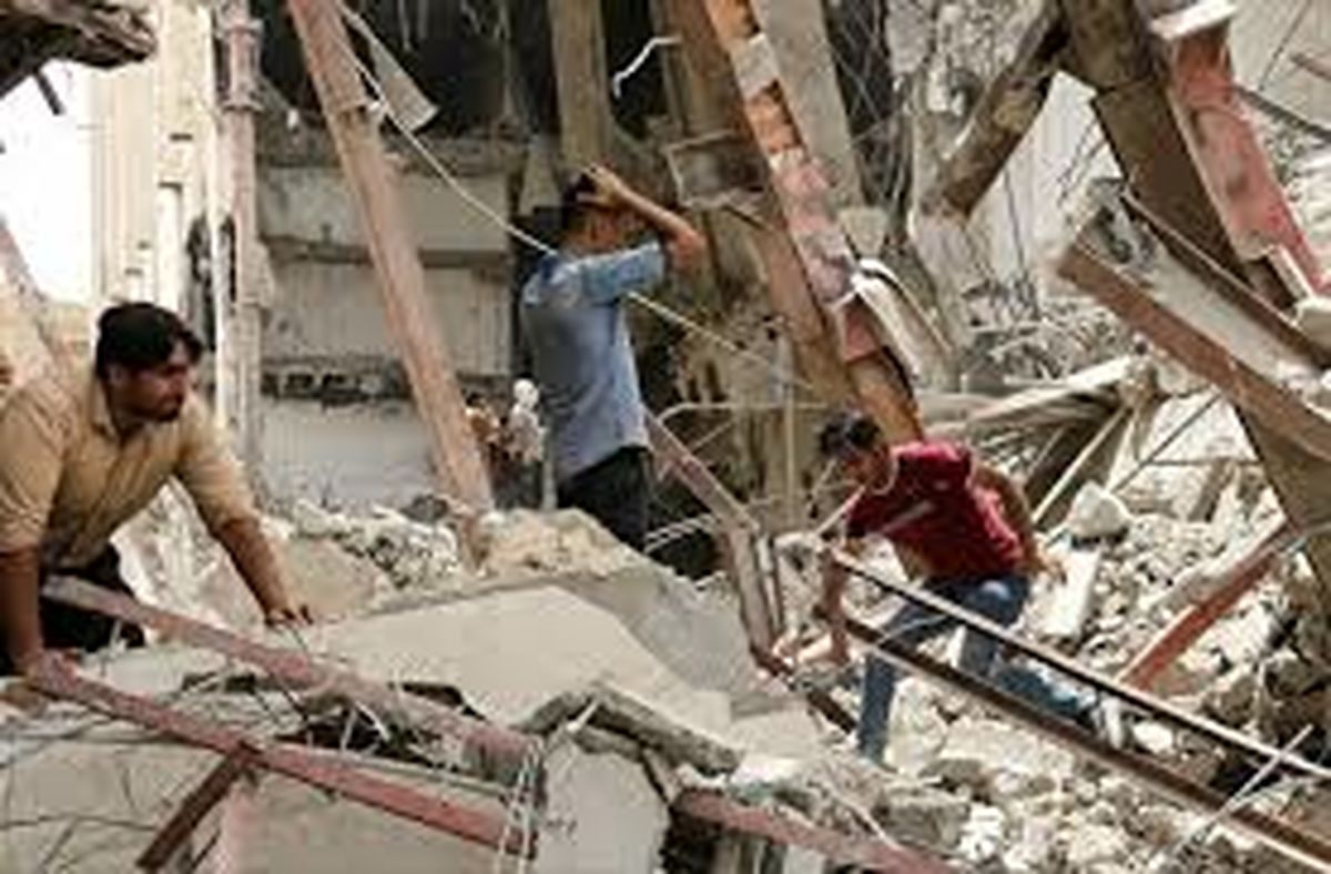 افزایش شمار جانباختگان به ۱۴ نفر/ بازداشت ۱۱ نفر از متخلفان پروژه/ مالک متروپل آبادان کجاست؟/ وزیر کشور: زمان اتمام آواربرداری مشخص نیست/ بخشی از سازه متروپل فرو ریخت