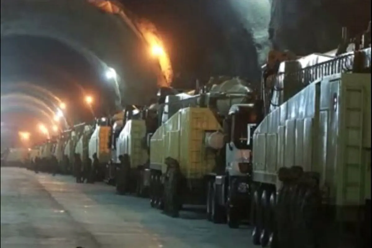 اقامه نماز جماعت در تونل موشکی نیروی هوافضای سپاه/ ویدئو