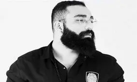 «حمید صفت» در حال خوردن سیب زمینی تخم مرغ در پشت صحنه سریال بامداد خمار