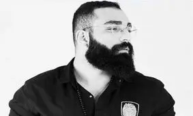 «حمید صفت» در حال خوردن سیب زمینی تخم مرغ در پشت صحنه سریال بامداد خمار