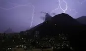 پدیده عجیب رعد و برق در کوهستان‌ مه‌آلود/ ویدئو