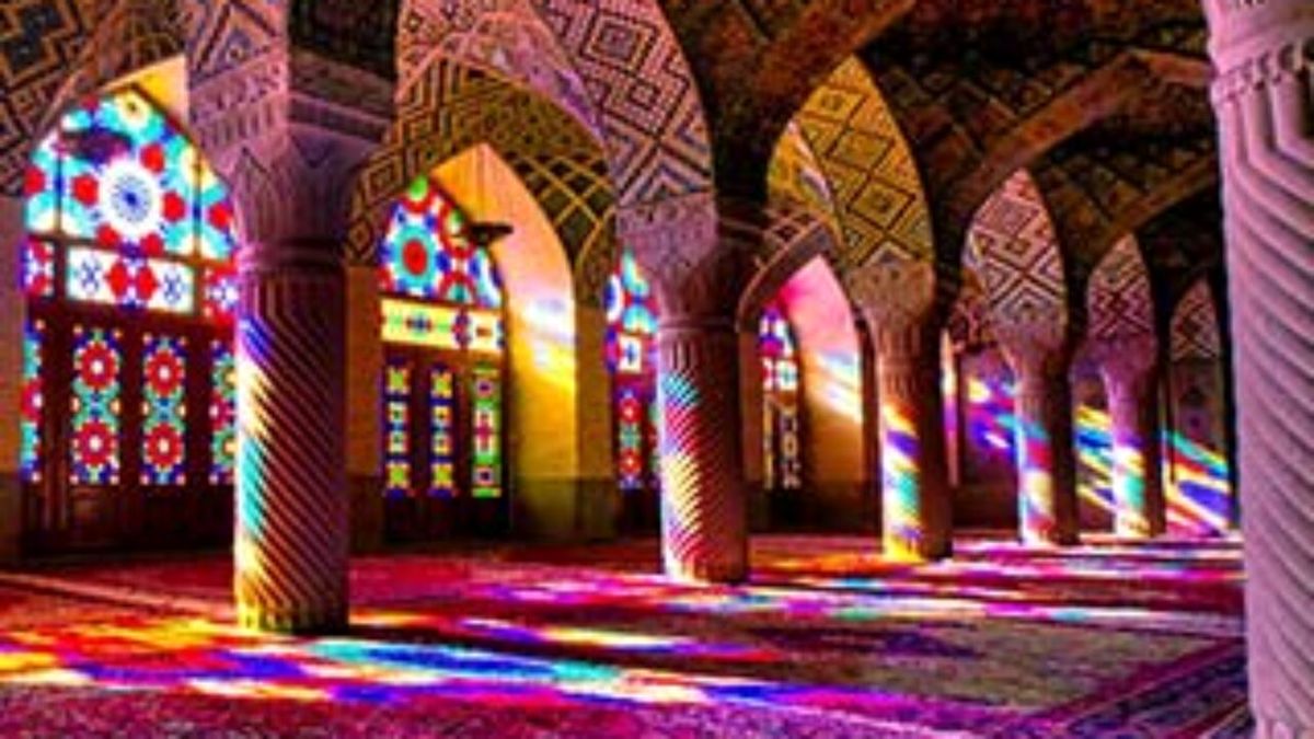 عکاسی خانم های بدون چادر در مسجد نصیرالملک شیراز ممنوع شد