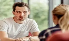 عاداتی که صحبت کردن شما را آزار دهنده میکند