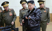 بازدید رهبر کره شمالی از کارخانه‌های جنگ افزار سازی و شلیک با اسلحه دوربین‌دار/ تصاویر

