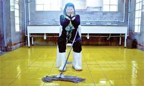 چه کسی می داند من چقدر حرف دارم / کلیه ام را فروخته ام...