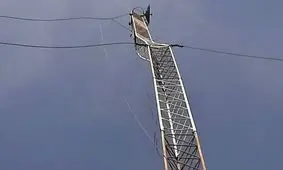 عملیات ویژه برای جلوگیری از سقوط دکل در خیابان انقلاب