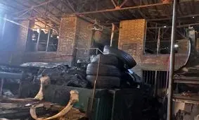 انبار لوازم خودرو در آتش سوخت/ تصاویر عملیات سنگین آتش نشانان برای مهار حریق