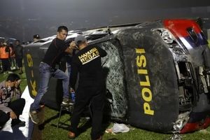 ۱۸۲ کشته در درگیری در استادیوم فوتبال اندونزی/ ویدئو